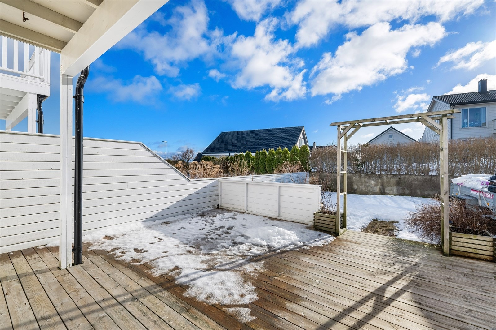 Treterrasse og gressplen på fremside av hus Galleribilde