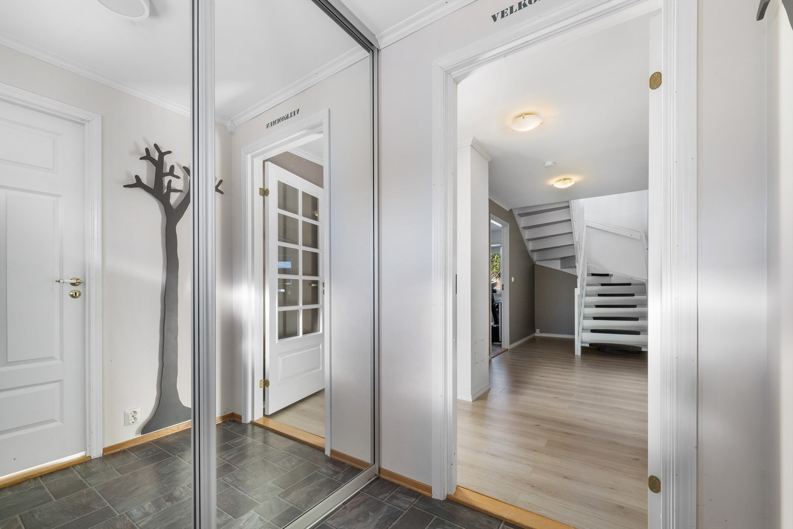 God oppbevaringsplass i skyvedørsgarderobe. Gulvvarme i både entré og hall. Galleribilde