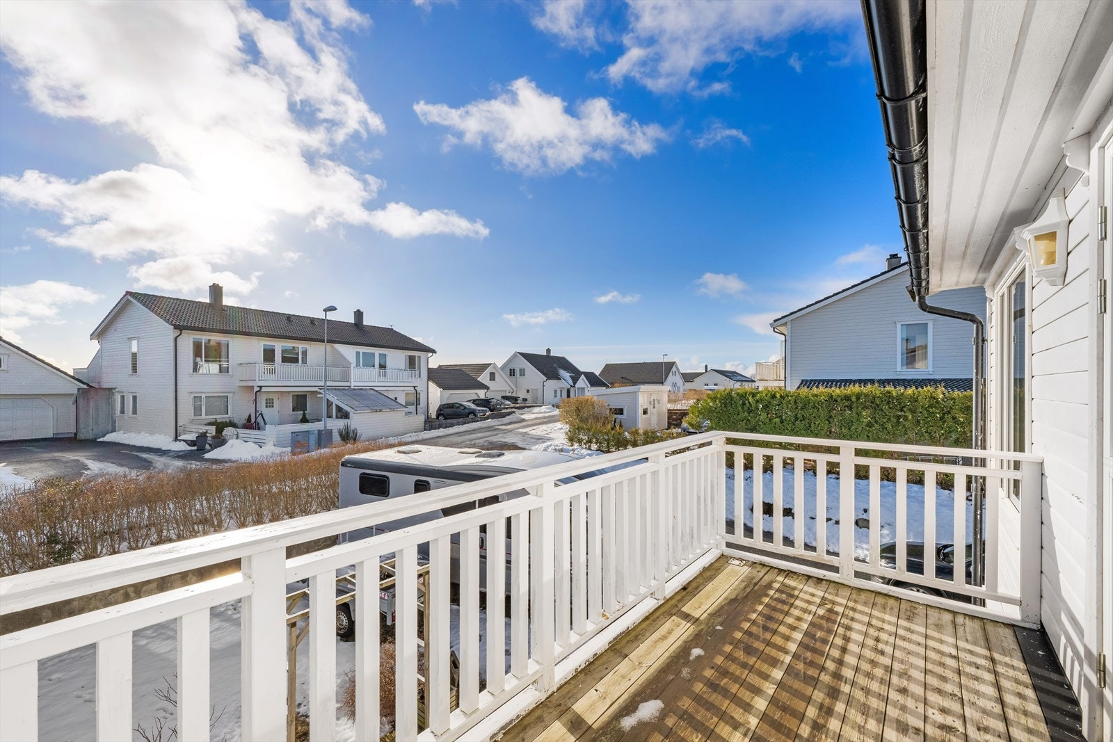 Selger opplyser om gode solforhold på eiendommen med sol fra morgen til kveld. Galleribilde