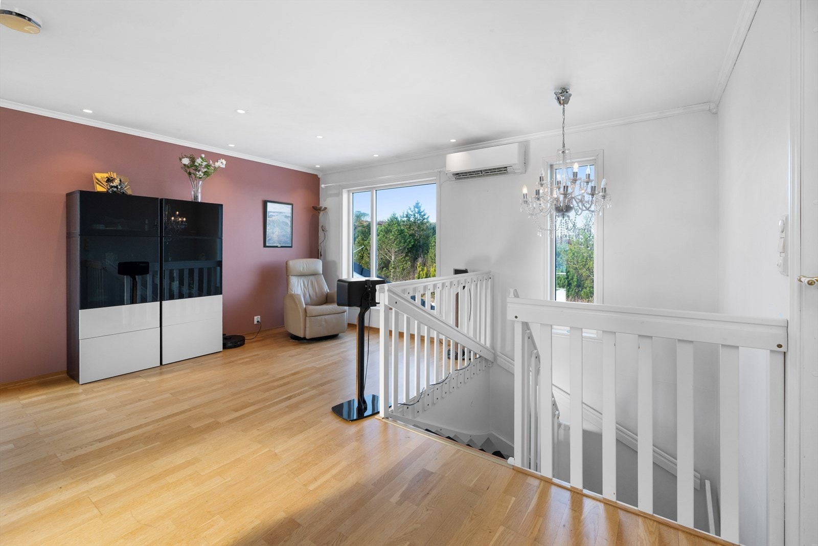 I tillegg til varmepumpe og peis, er det også gulvvarme i stue og kjøkken Galleribilde