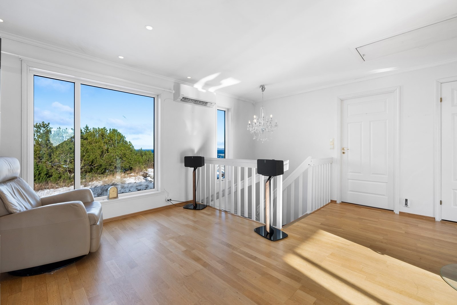 Stuen har god bruk av downlights i himling. Loftstluke er plassert her, med adkomst opp til delvis platet loft for oppbevaring. Galleribilde