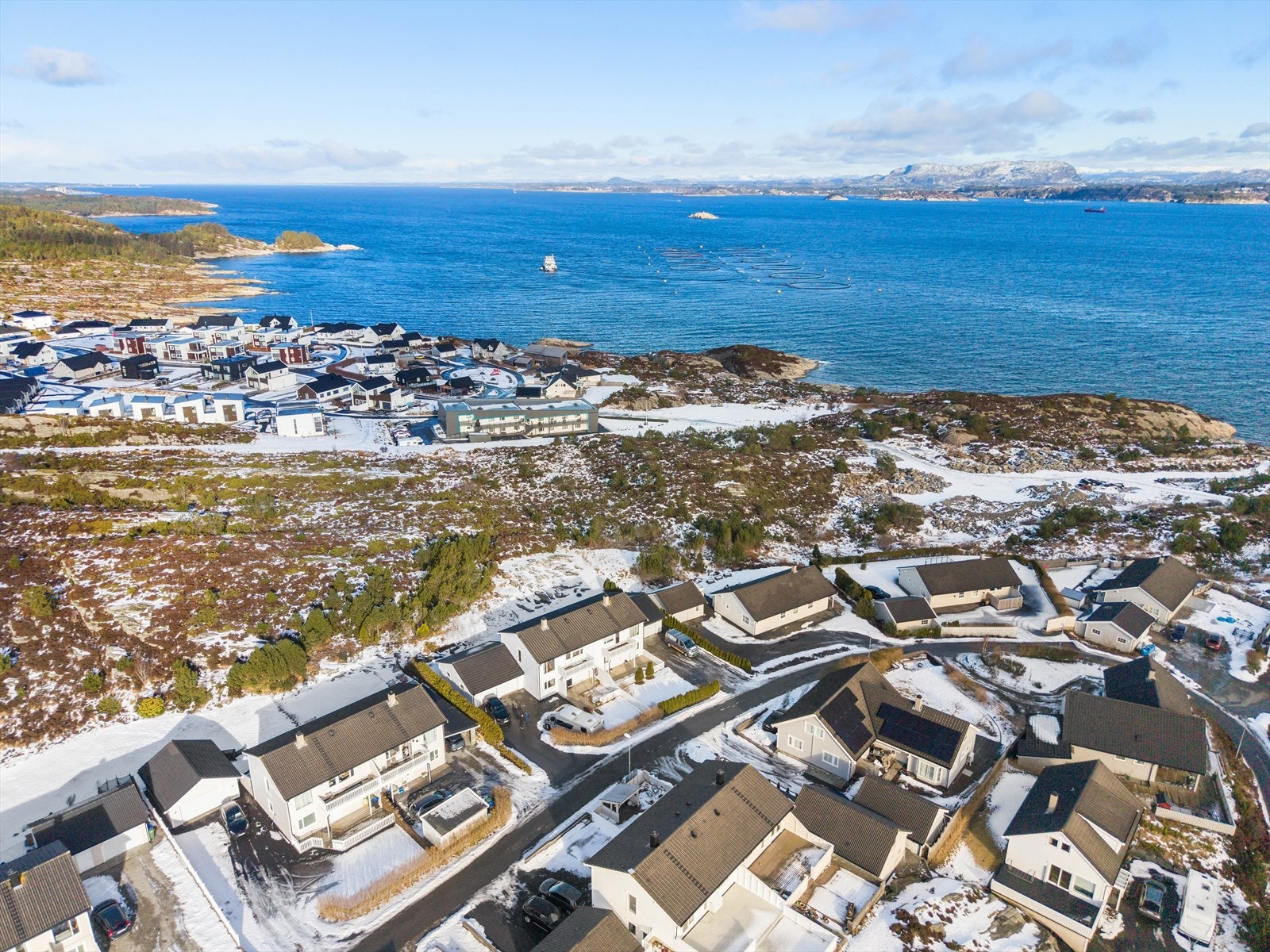 Fra huset har du kort avstand til både skole, barnehage og turområder. Galleribilde