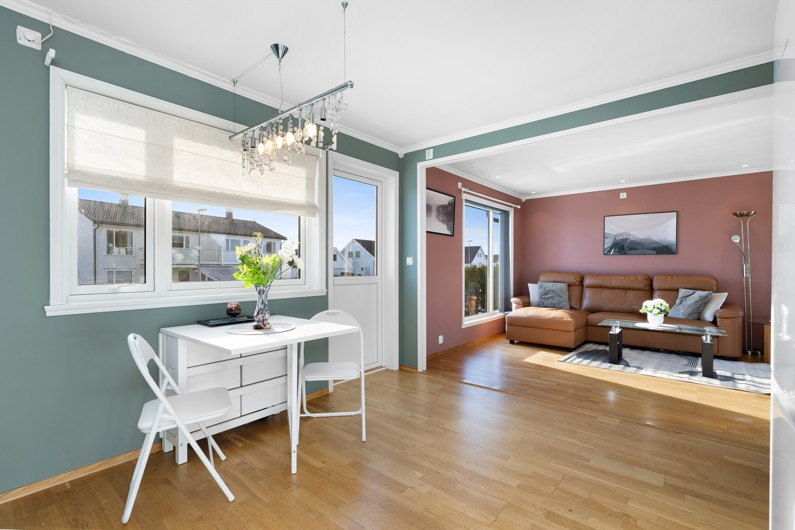 Fra kjøkkensone er det direkte utgang til sørvendt altan Galleribilde