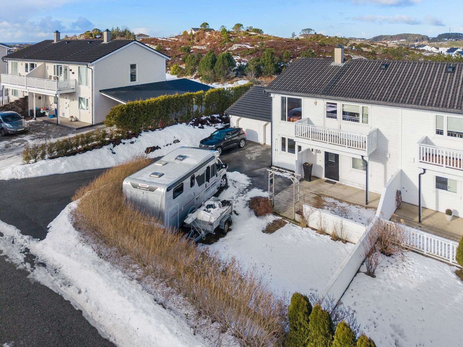 Flott halvpart av tomannsbolig med rolig og barnevennlig beliggenhet. Medfølgende dobbelgarasje. Galleribilde