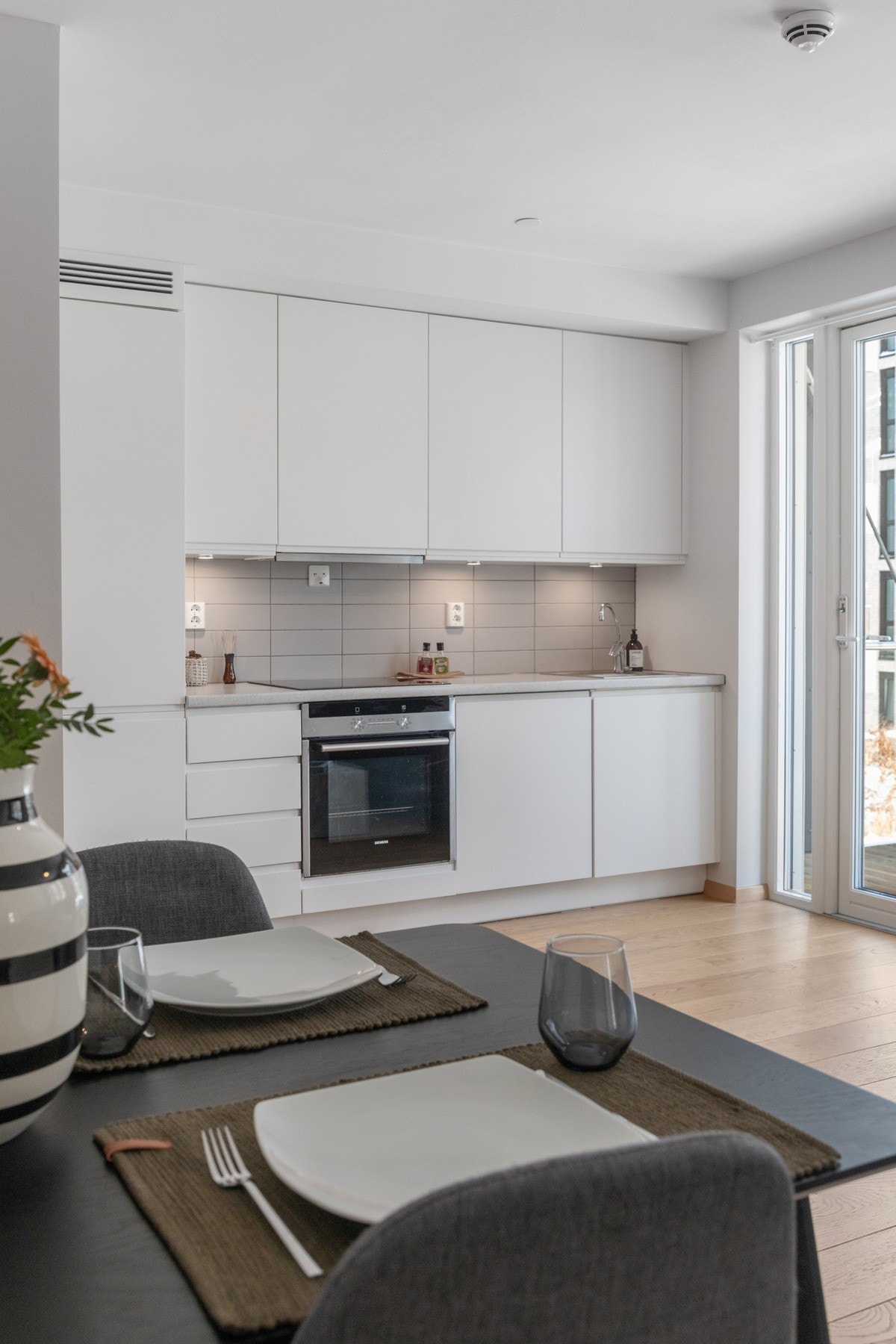 På kjøkkenet har du rikelig med oppbevaringsplass i skap og skuffer, og gode arbeidsflater. Galleribilde