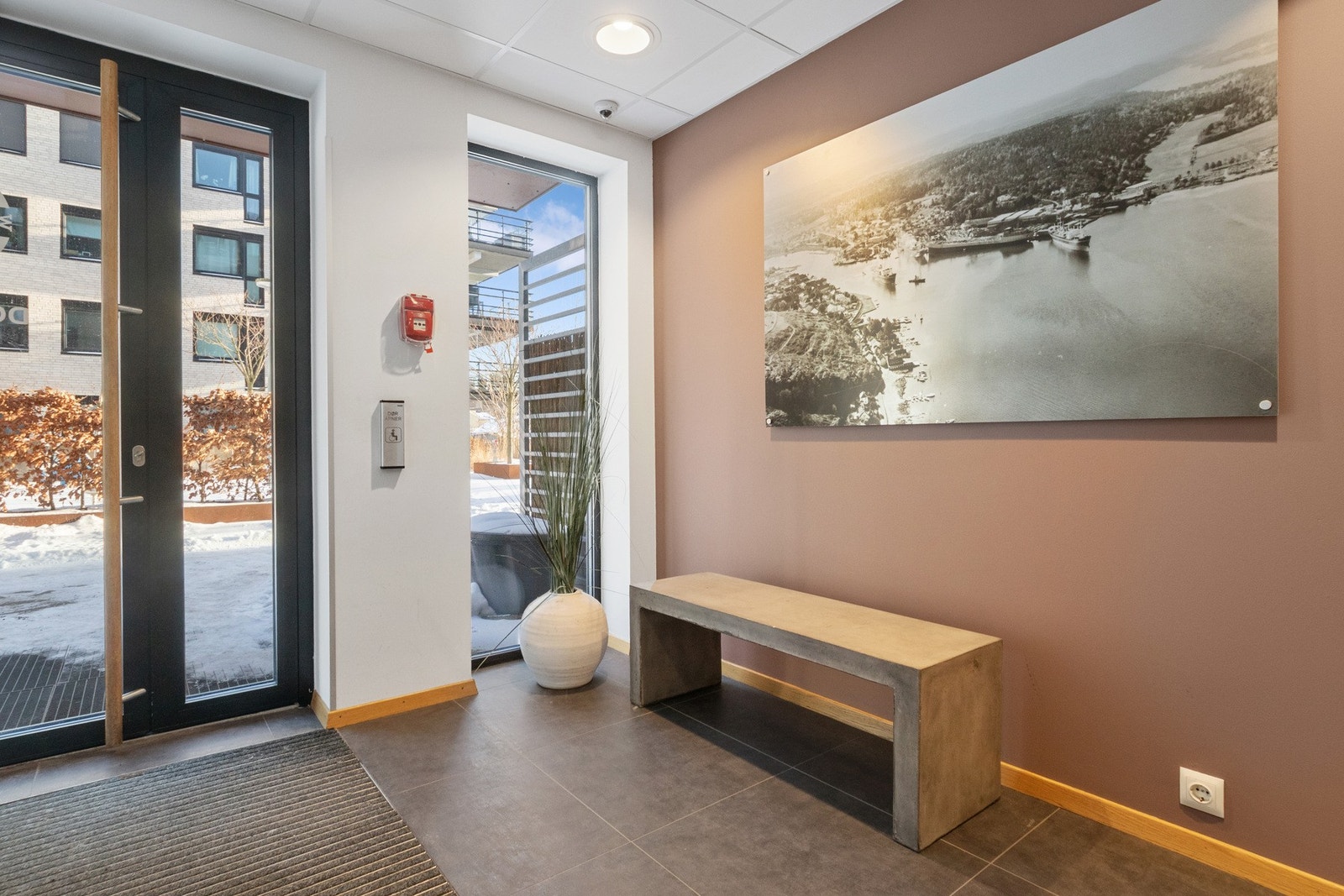 Byggets inngang. Galleribilde