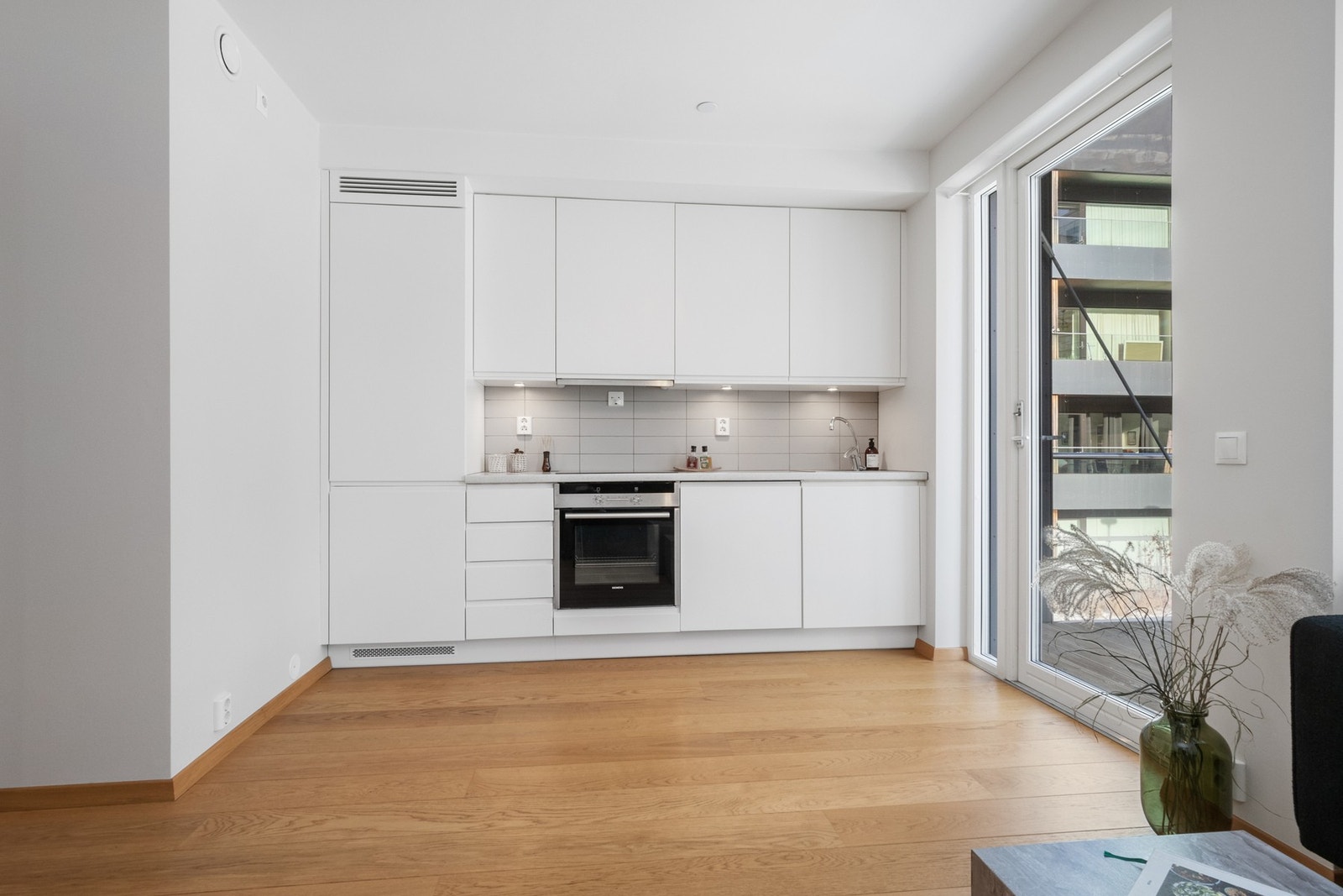 Kjøkkeninnredningen har slette dører og laminat benkeplate. Kjøkkenet er utstyrt med kjøleskap/frys, oppvaskmaskin, stekeovn og platetopp. Galleribilde