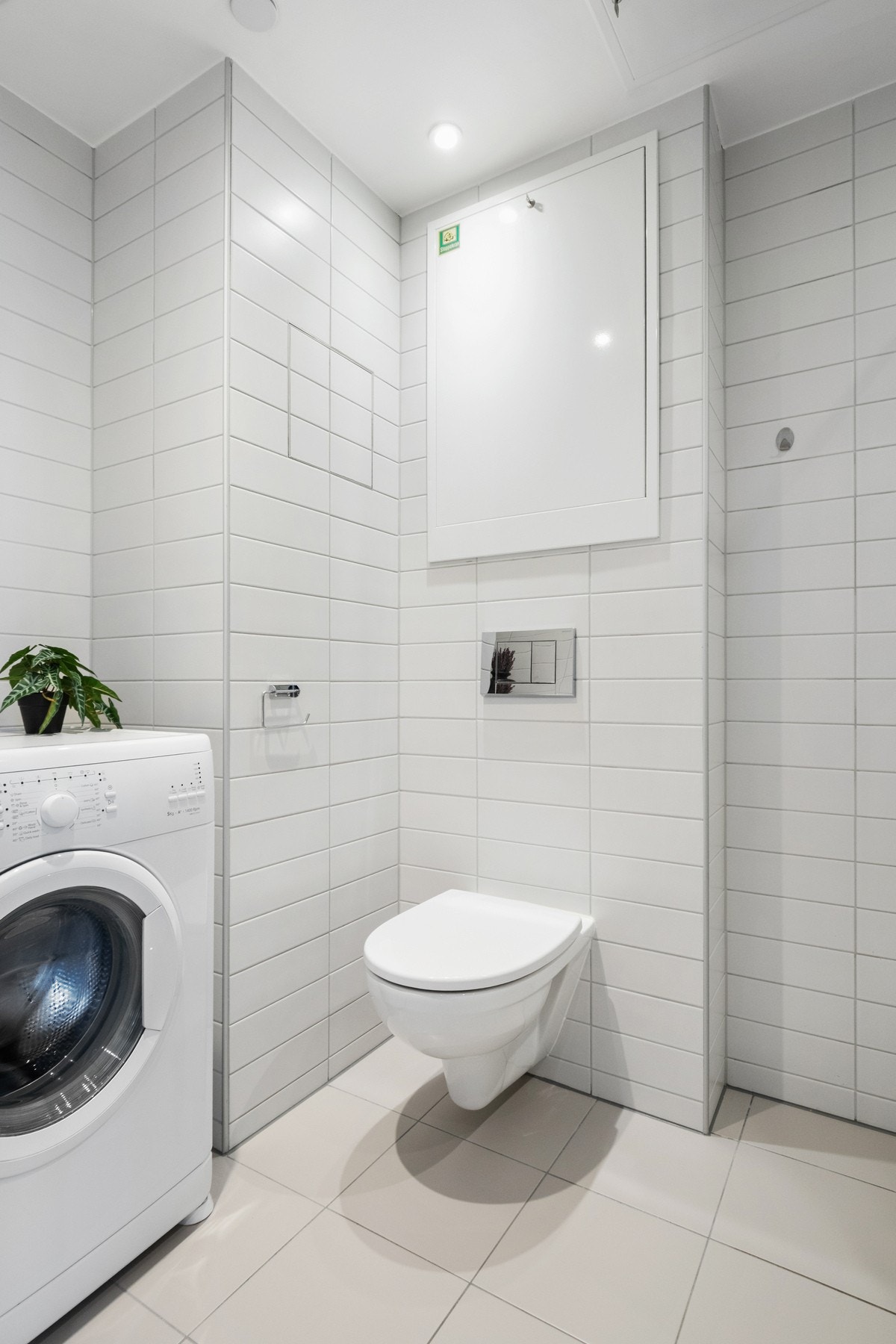 Badet er lyst og innbydende i klassiske fargetoner. Galleribilde