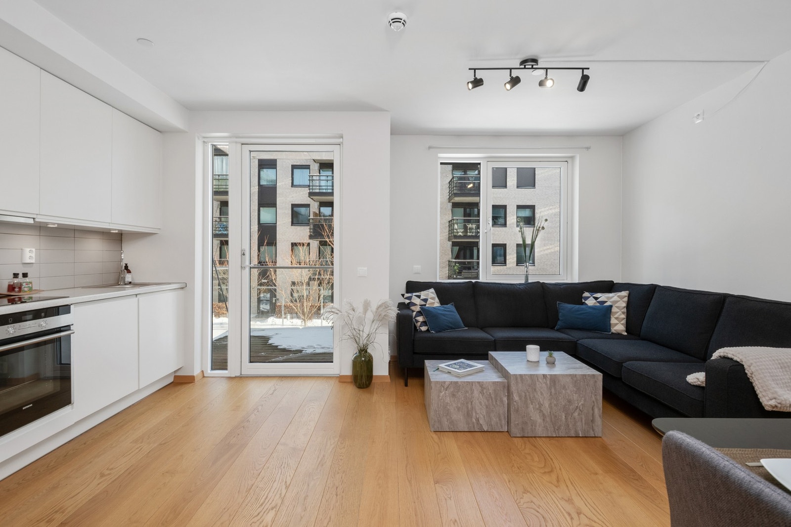 Fra stuen har du utgang til leilighetens balkong. Galleribilde