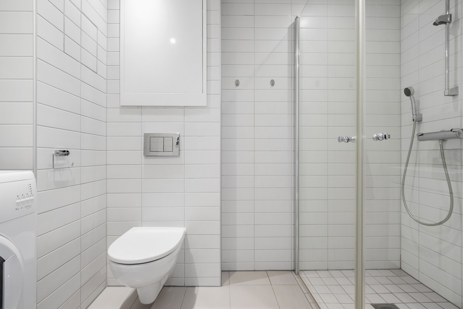 Badet er bygget etter tekniske forskrifter (TEK10), og det foreligger ferdigattest som dokumentasjon. Veggene har fliser, og det er malte plater i himling. Gulvet er støpt og flislagt, Galleribilde