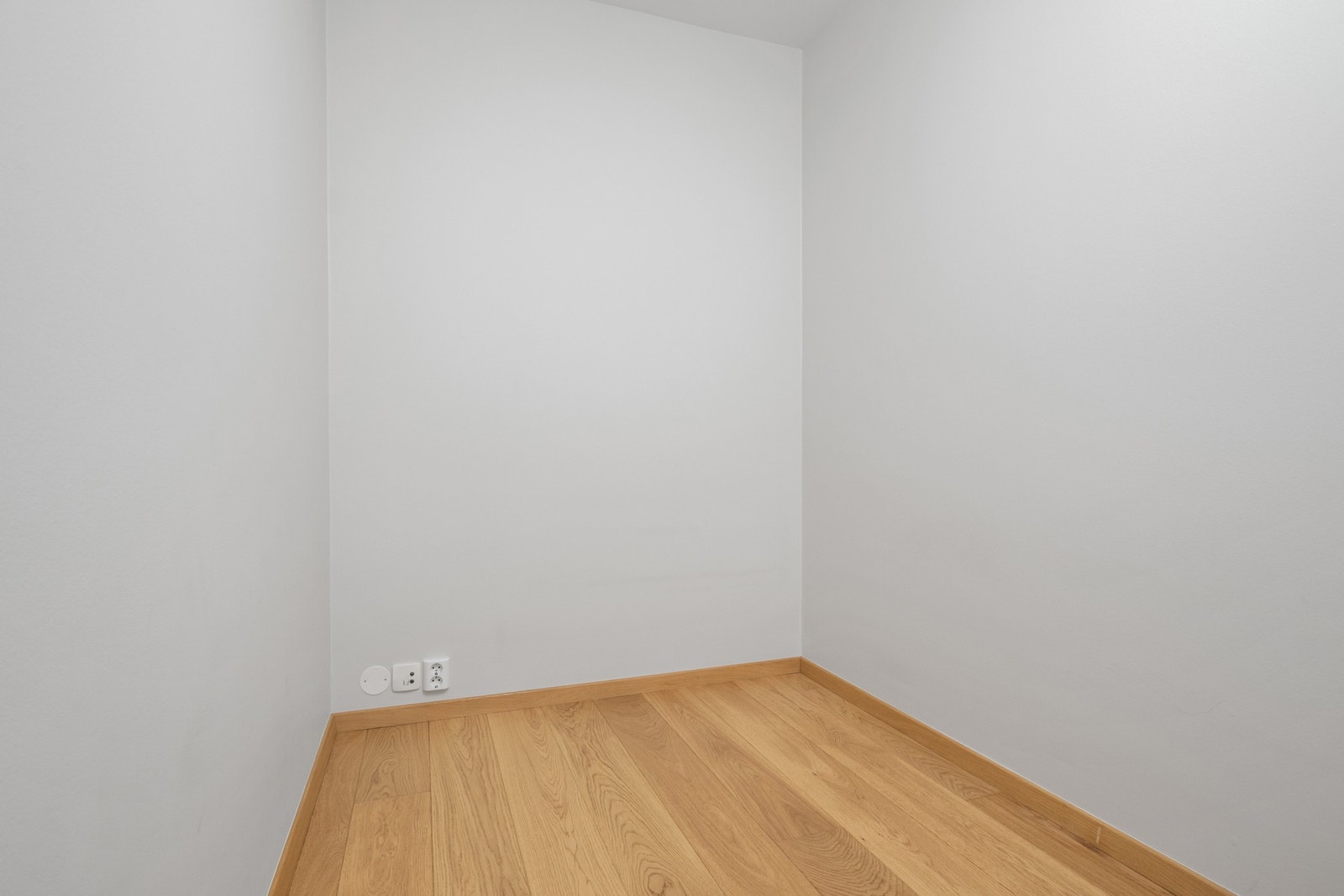 Leilighetens sovealkove er malt i en lys og moderne farge, med parkett gulv. Galleribilde