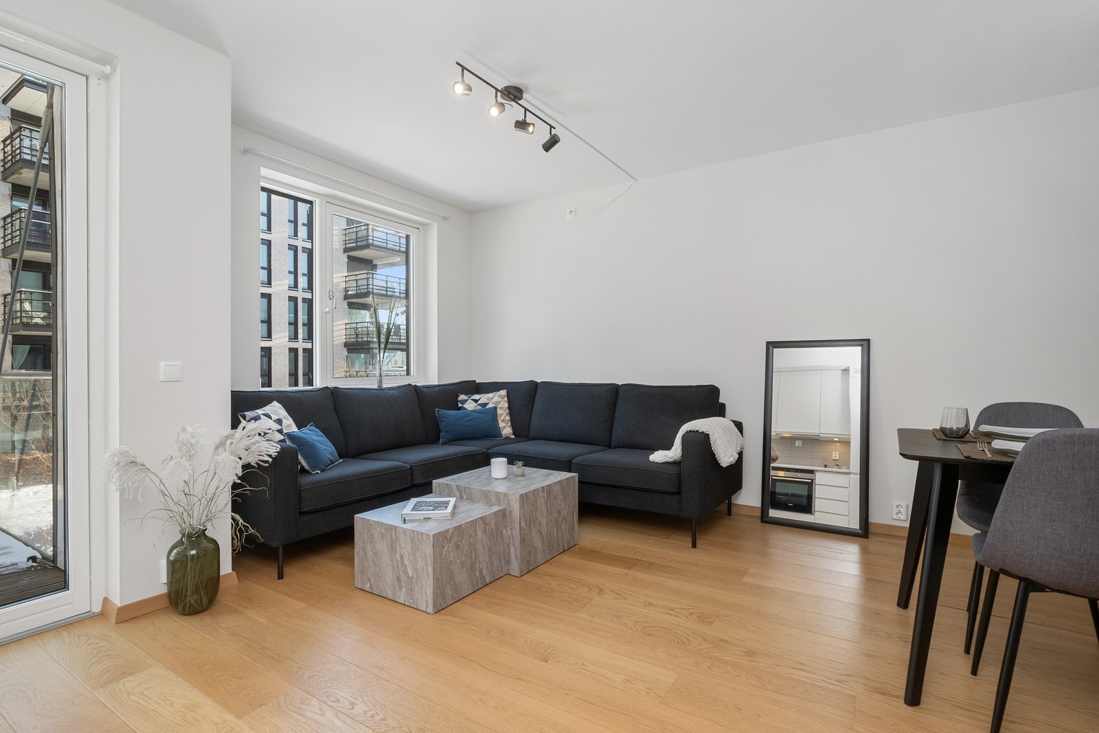 I stuen har du god plass til sofagruppe og stuebord. Galleribilde