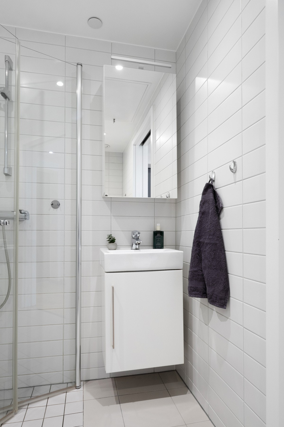 Du har oppbevaringsplass i vegg hengte skap både over og under servant. Galleribilde