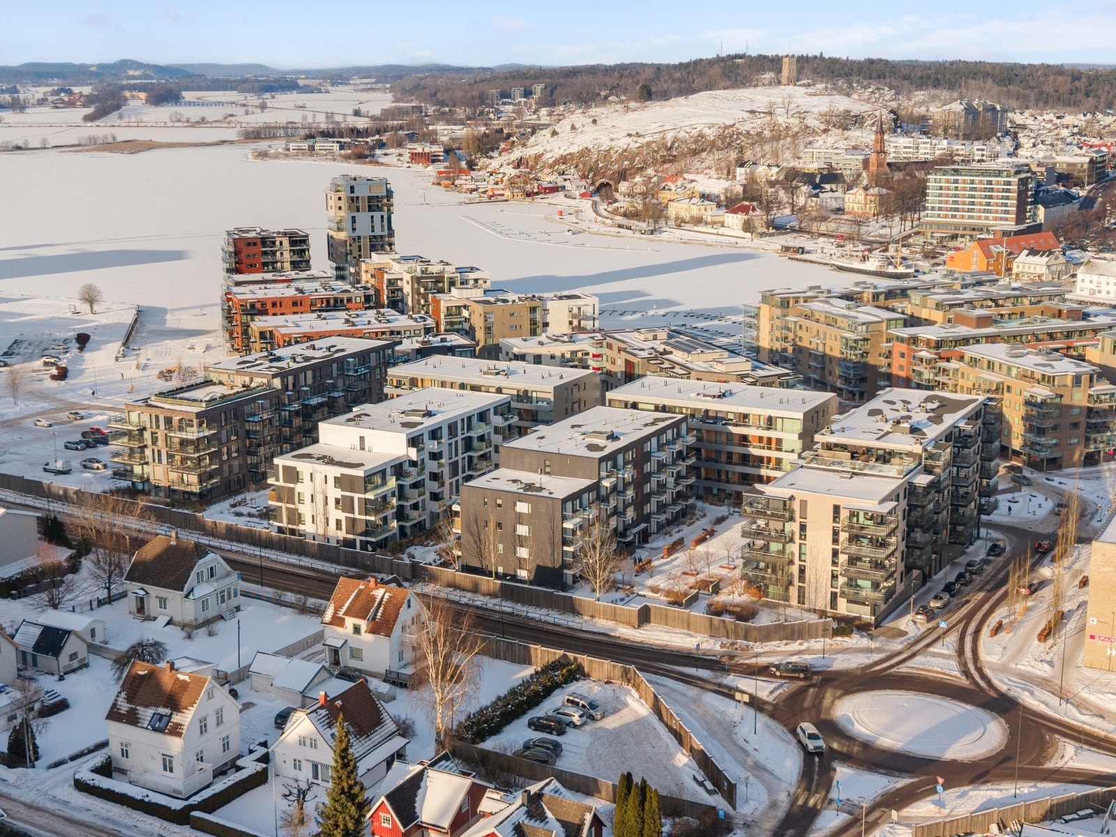 Byggets fasade og nærområde sett ovenfra. Galleribilde