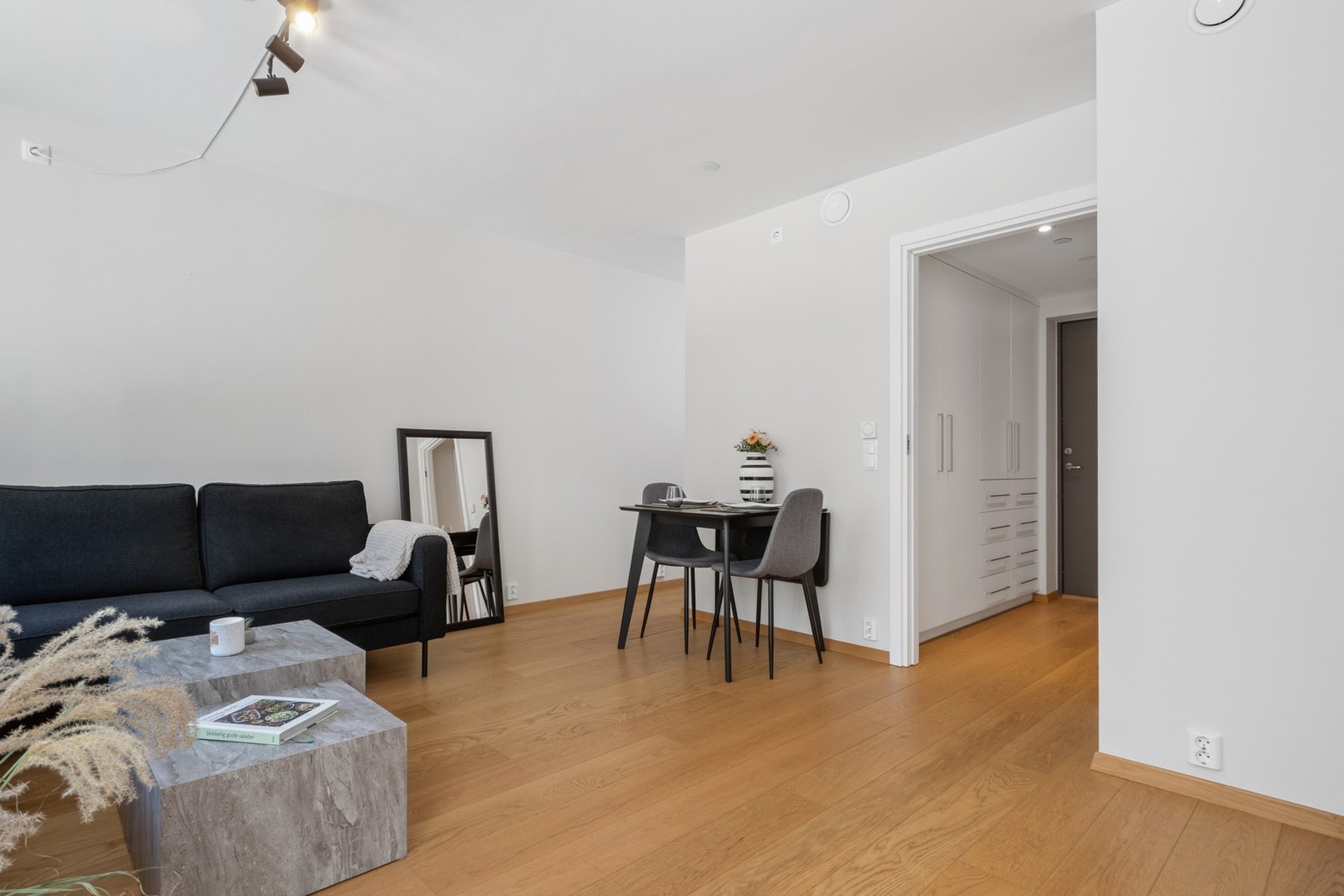 I stuerommet har du også plass til å sette inn spisebord med et par stoler. Galleribilde