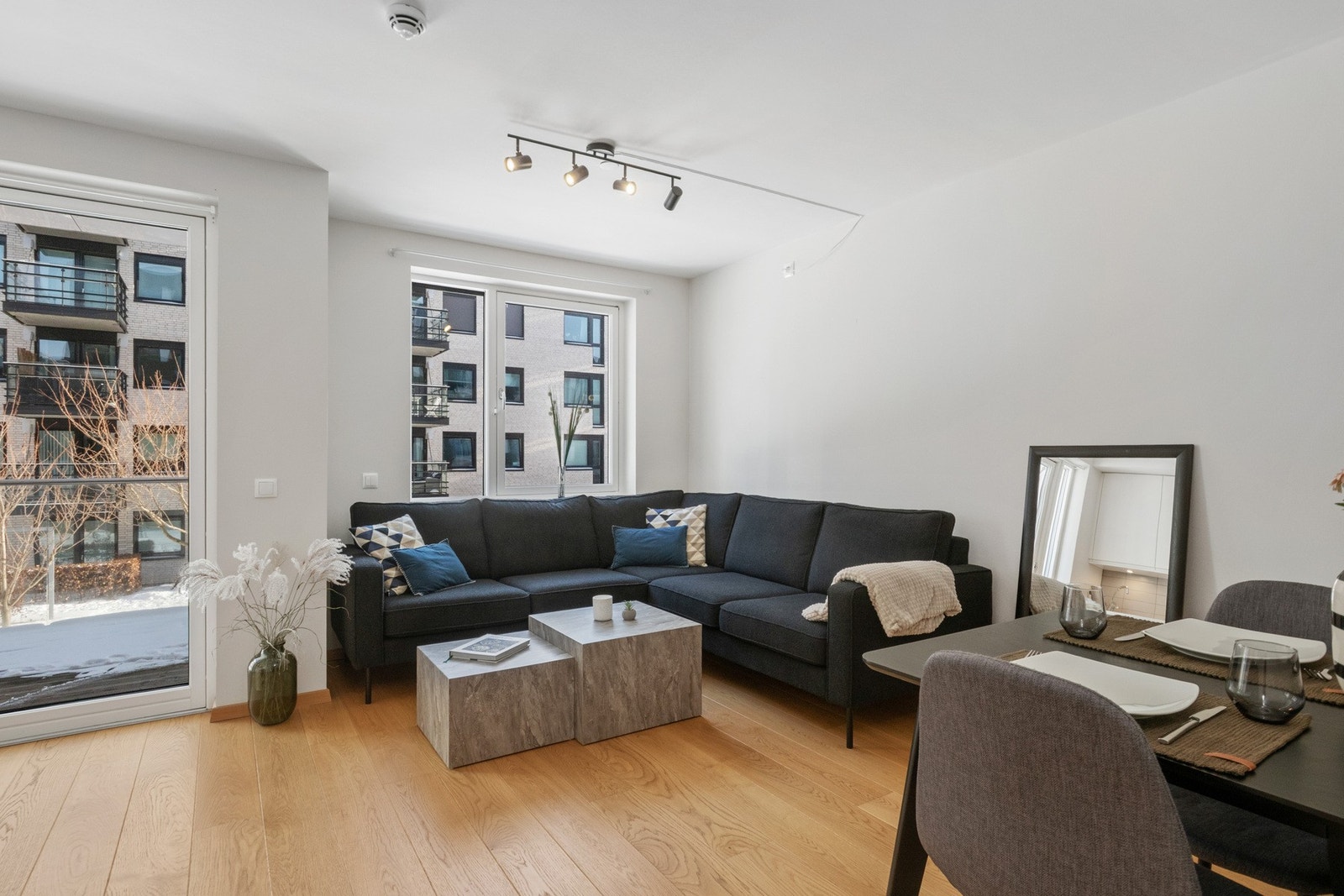 Stuerommet er lyst og innbydende med store vindusflater som slipper inn rikelig med naturlig lys. Galleribilde