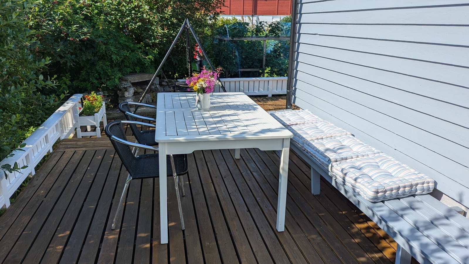 Privat bilde. Stor terrasse mot sør og øst. Galleribilde
