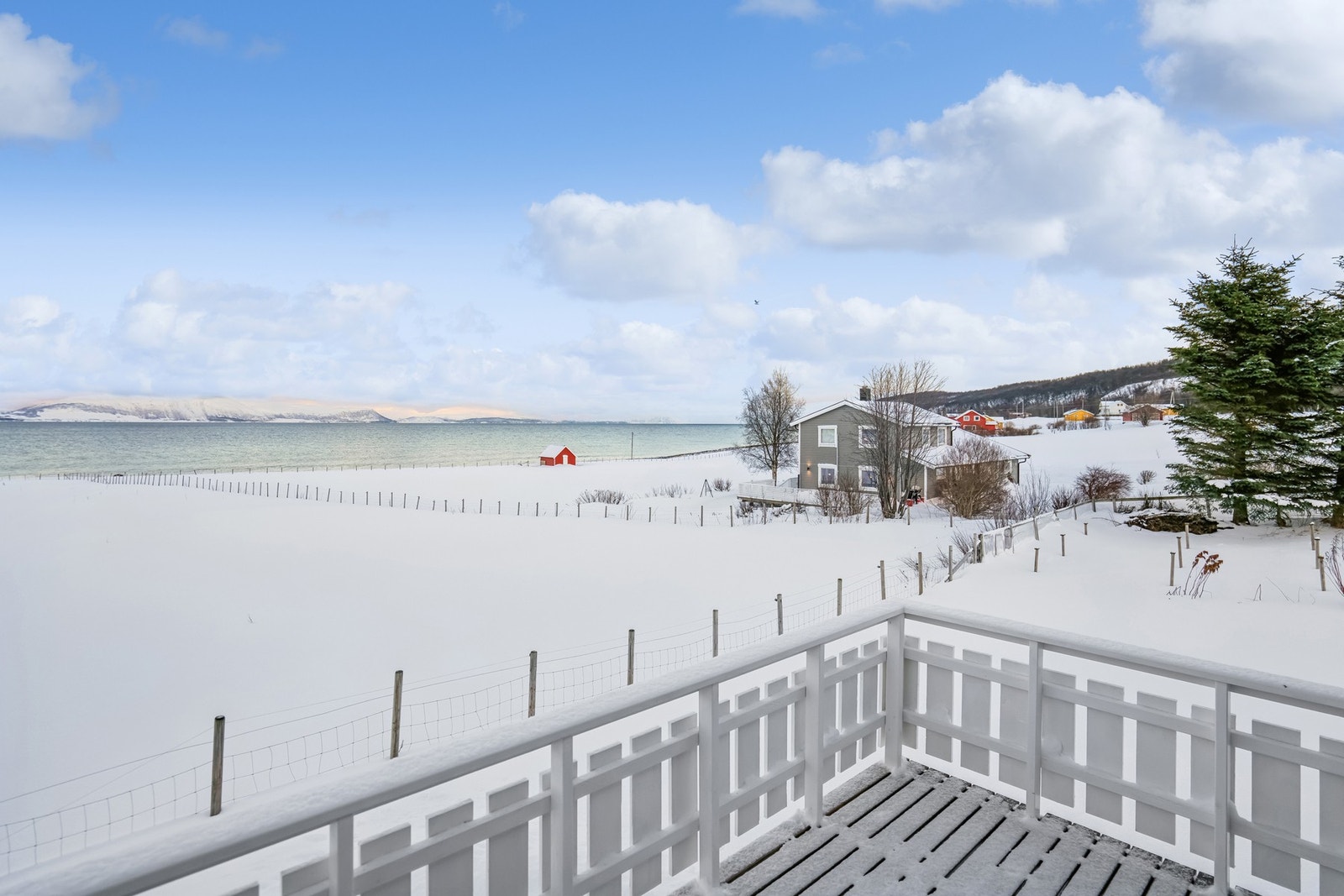 Utsikt fra en vestvendt veranda. Galleribilde