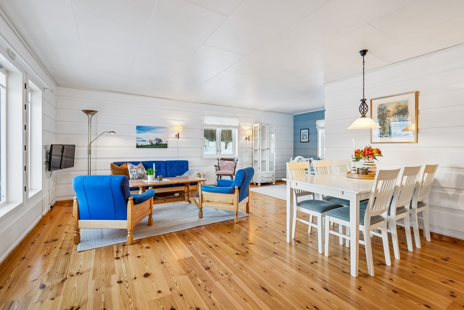 Lys og romslig stue. Galleribilde