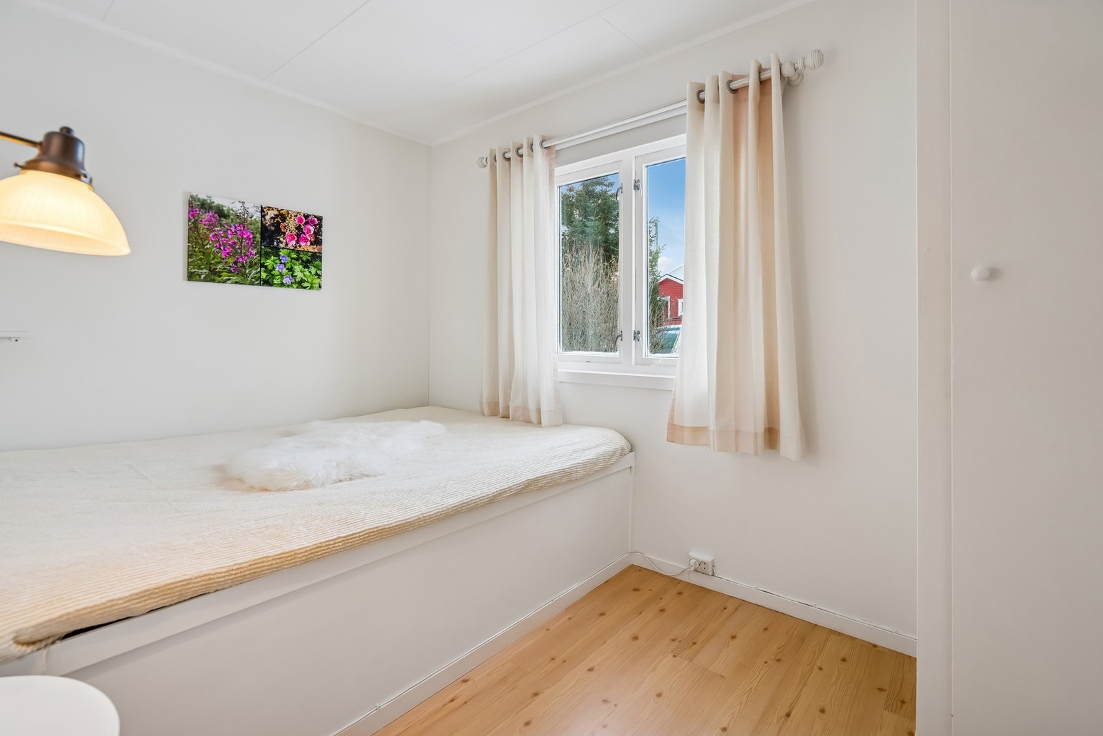 Soverom 2. plassbygd seng og garderobe. Galleribilde