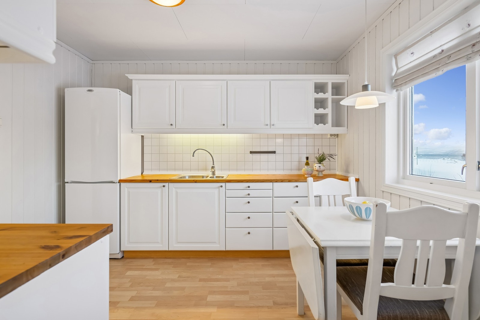 Koselig kjøkken med plass til spisebord. Galleribilde