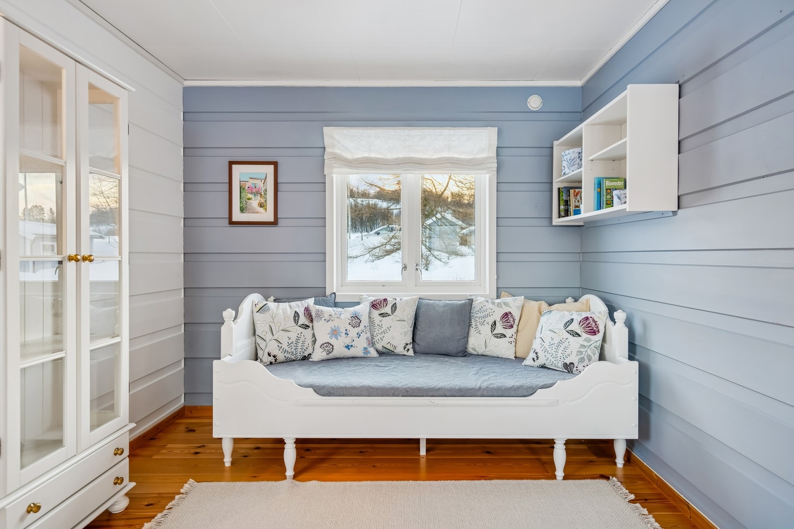 Stuen har to sittegrupper samt spisestue. Galleribilde