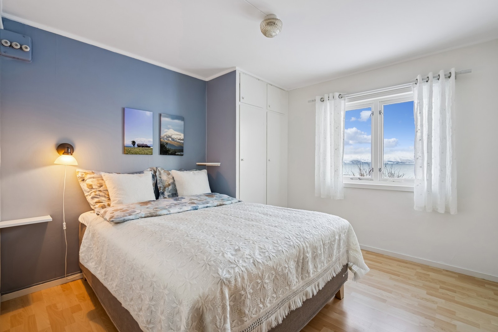 Hoved soverommet er stort, med god plass til garderobe. Galleribilde