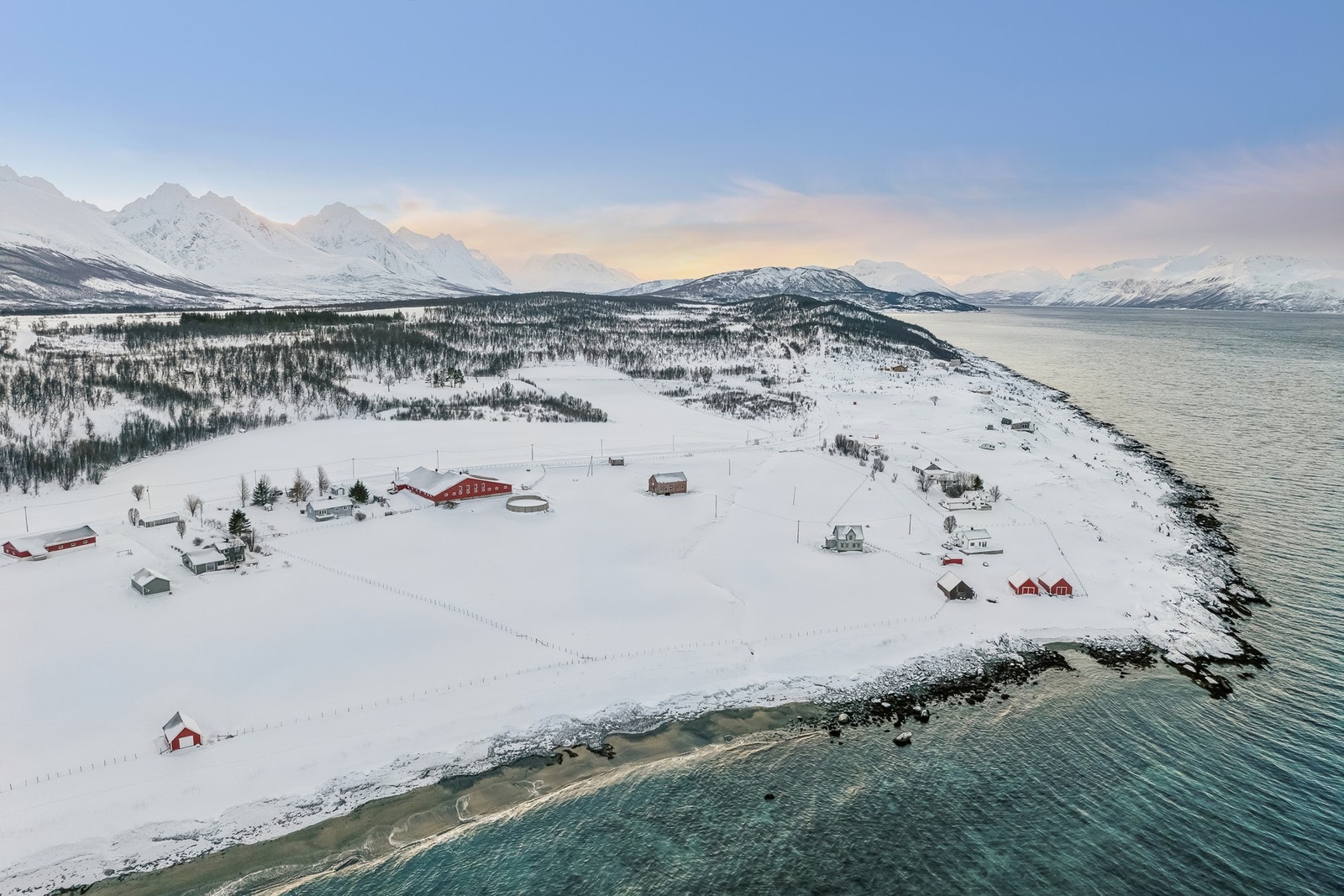 Området er populært for friluftsliv, skiturer, fjellturer, fiske m.m. Galleribilde