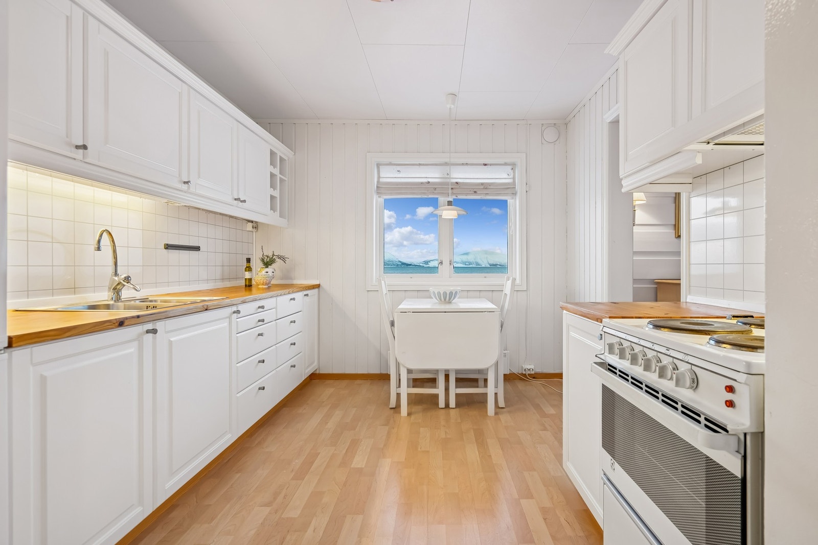 Kjøkken med god skap og benkeplass. Galleribilde