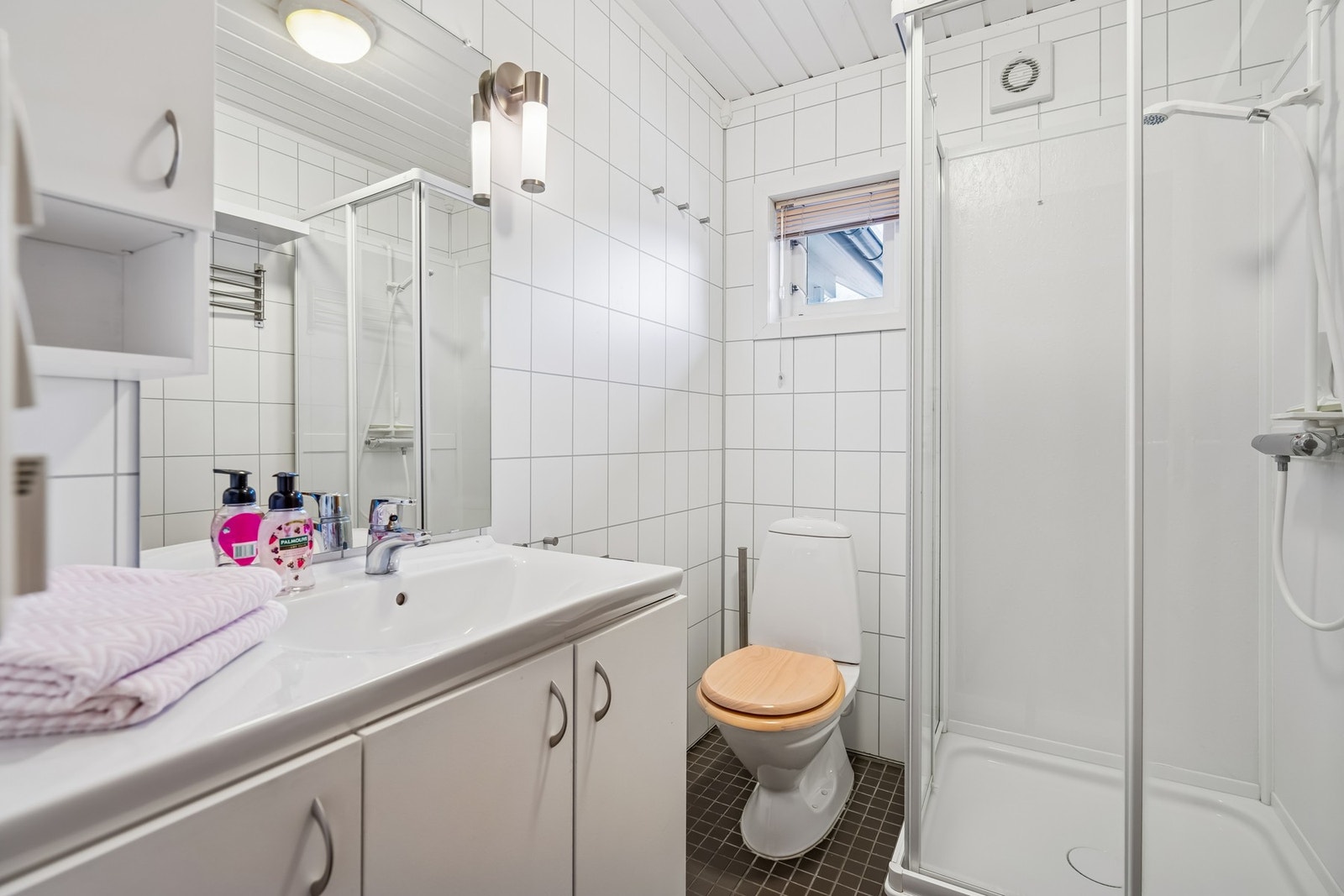 Bad, flislagt gulv med varme ( 2007) Galleribilde