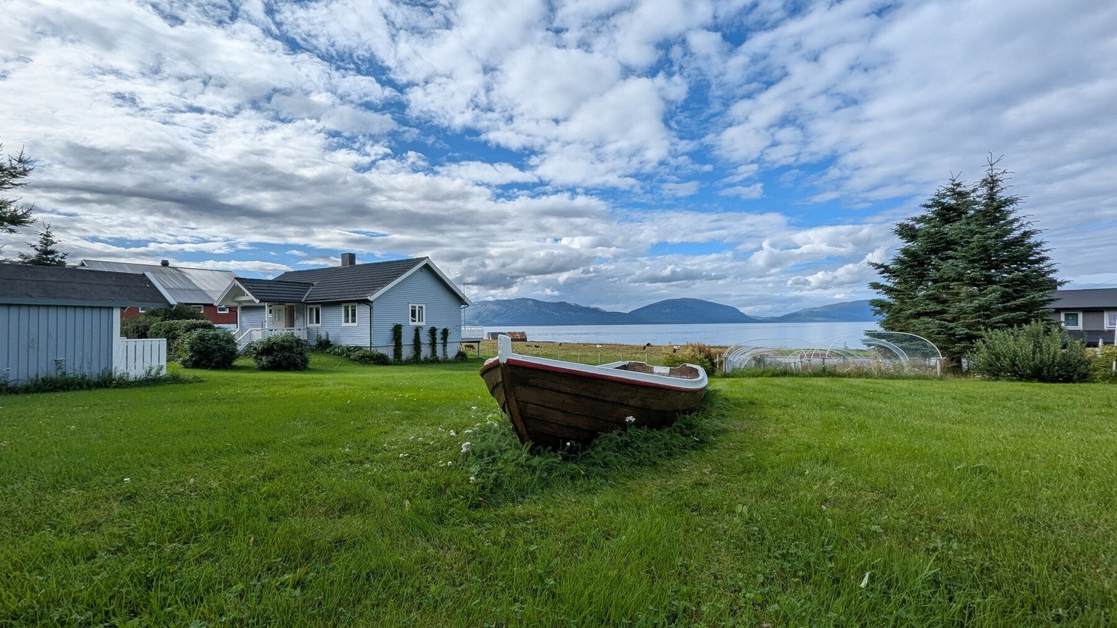 Privat bilde. Her er det bærbusker, prydbusker, trær, pent opparbeidet plenareal og grønnsakshage. Galleribilde