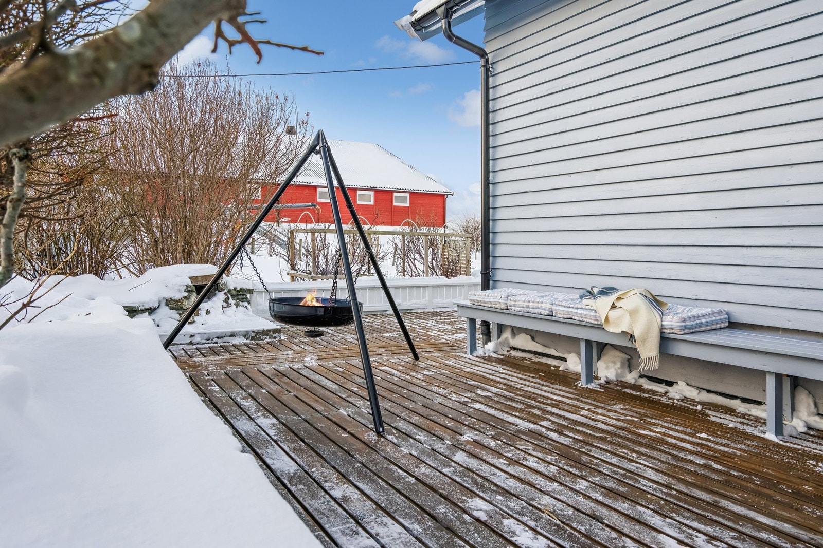 Terrassen på framsiden, her innredet til en koselig uteplass. Galleribilde