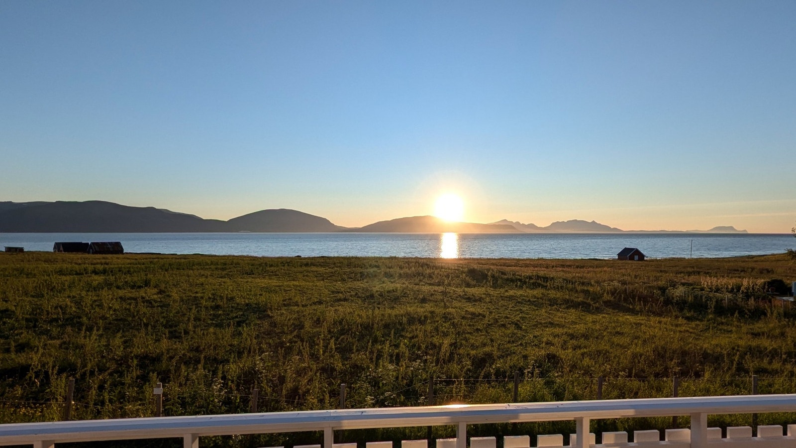 privat bilde: Solnedgang over Ullsfjorden. Galleribilde