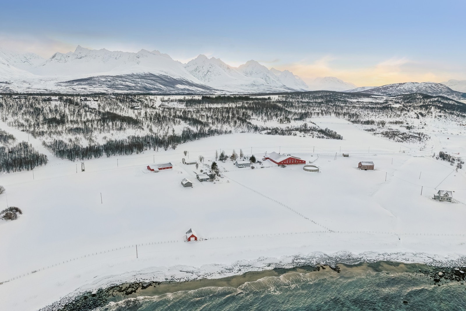 Dronefoto av området med de mektige Lyngsalpene. Galleribilde