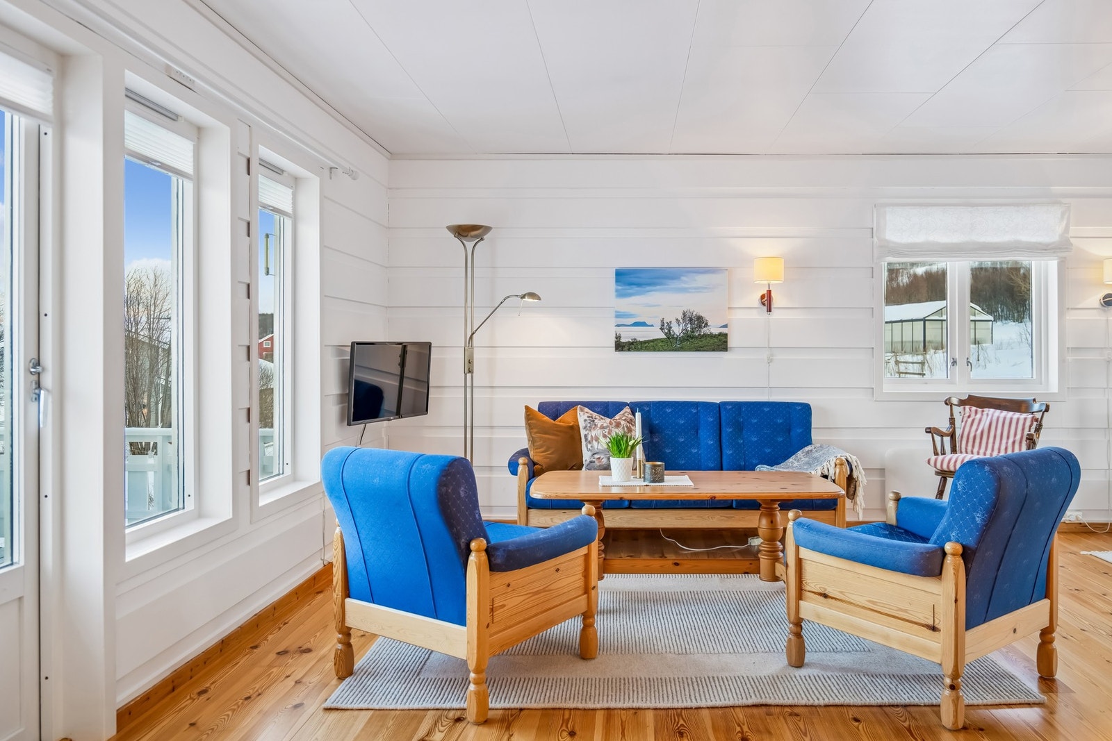 Stue med utgang til en vestvendt veranda. Galleribilde