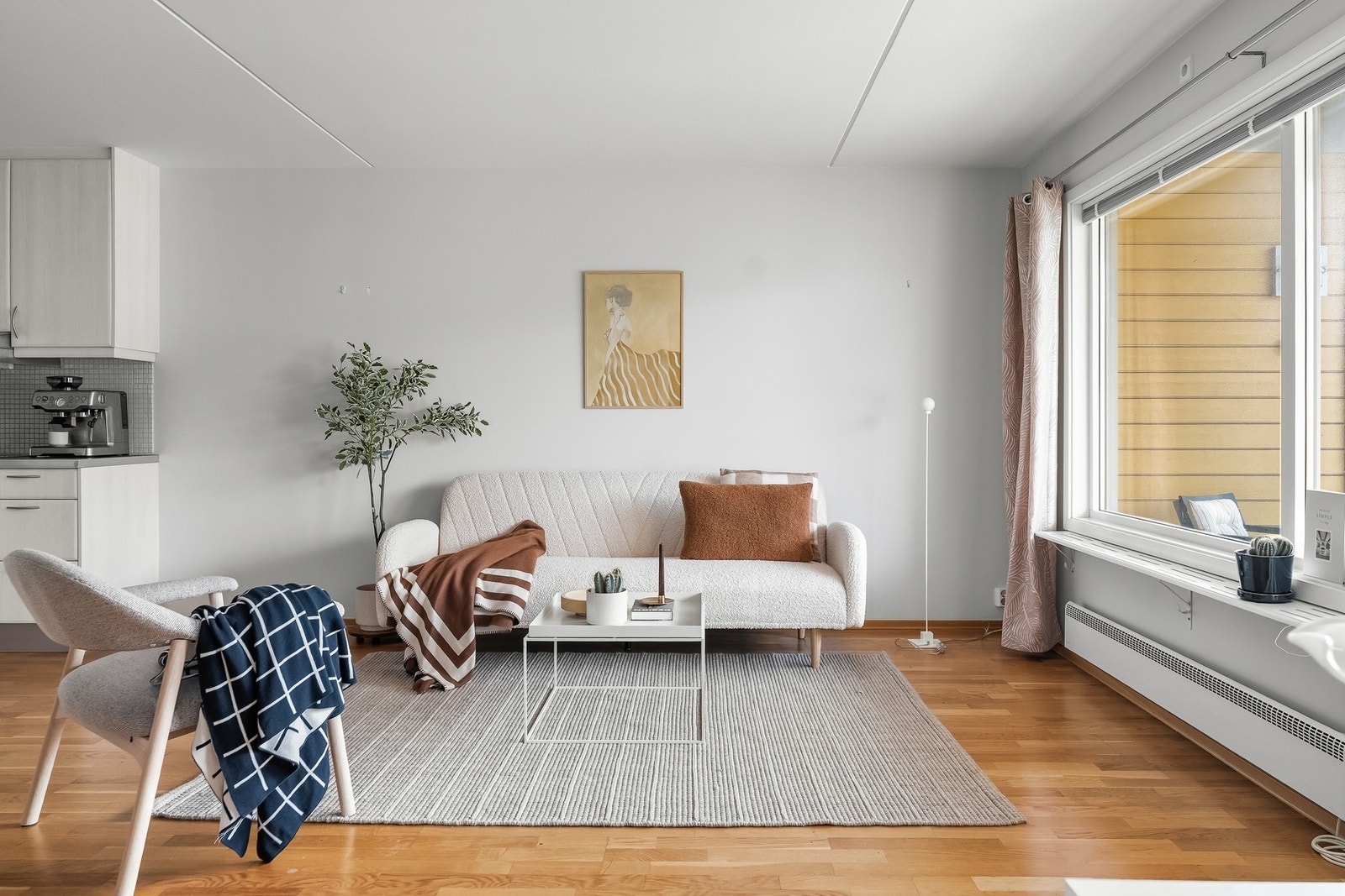 Stue. Parkett på gulvet. Åpen løsning mot kjøkken. Galleribilde