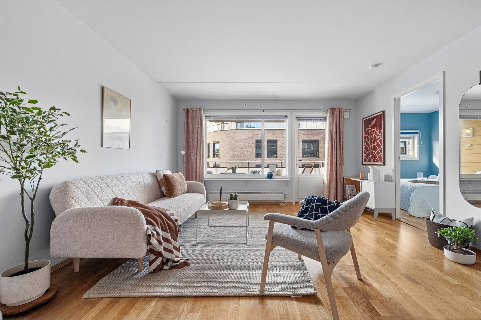 Fra stuen er det utgang til en vestvendt balkong på ca. 9 kvm. Galleribilde