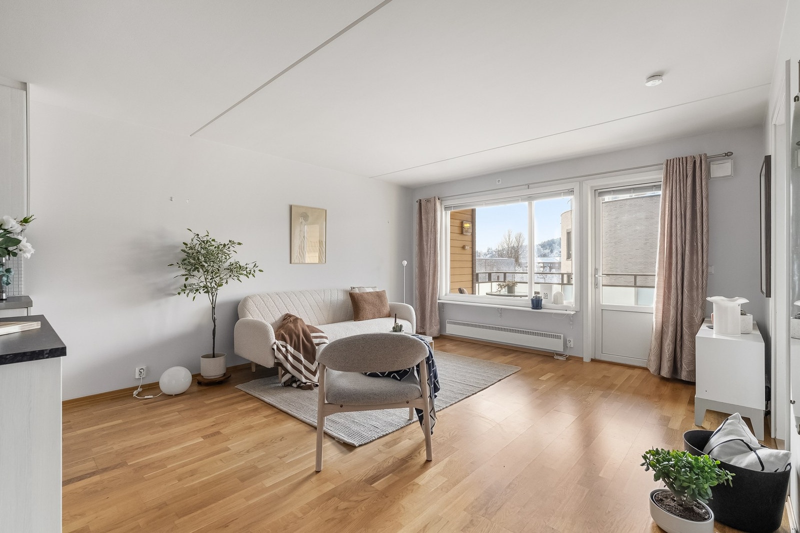 Fra stue og balkongen er det utsyn mot Fjellhamar. Boligen har således gode solforhold på ettermiddagen. Galleribilde