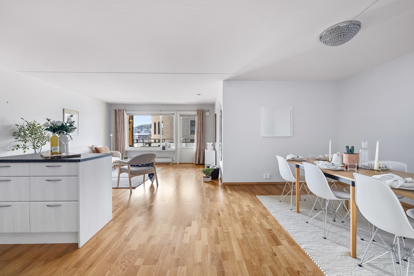 Rommet er åpent og slipper inn mye lys. Boligen har elektrisk oppvarming. Galleribilde