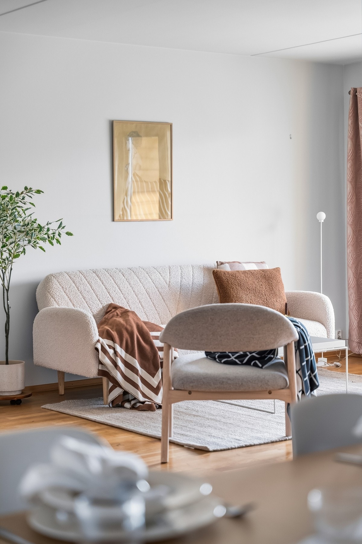 Stuen og kjøkkenet danner et romslig allrom. Rommet er naturlig inndelt i ulike brukssoner, og den åpne planløsningen gir fine, definerte soner for møblering. Galleribilde