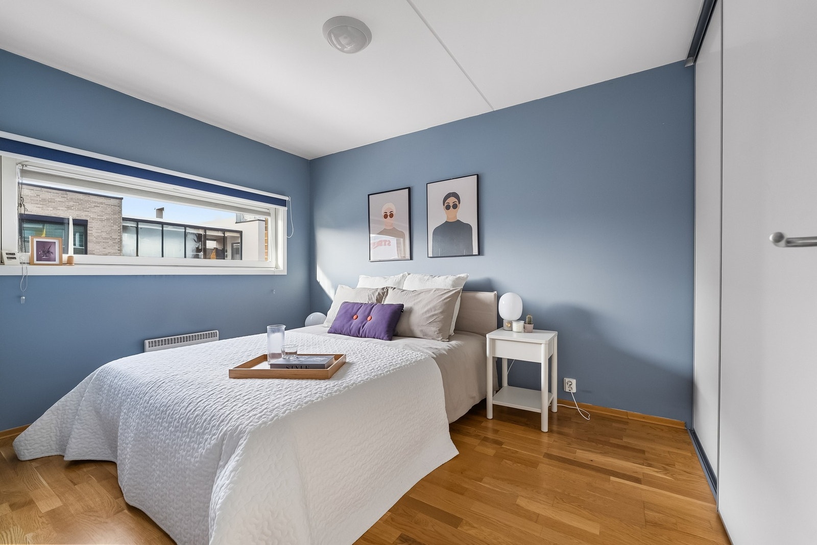 Soverom. Garderobeplass på hele veggen på høyre side av bildet. Galleribilde