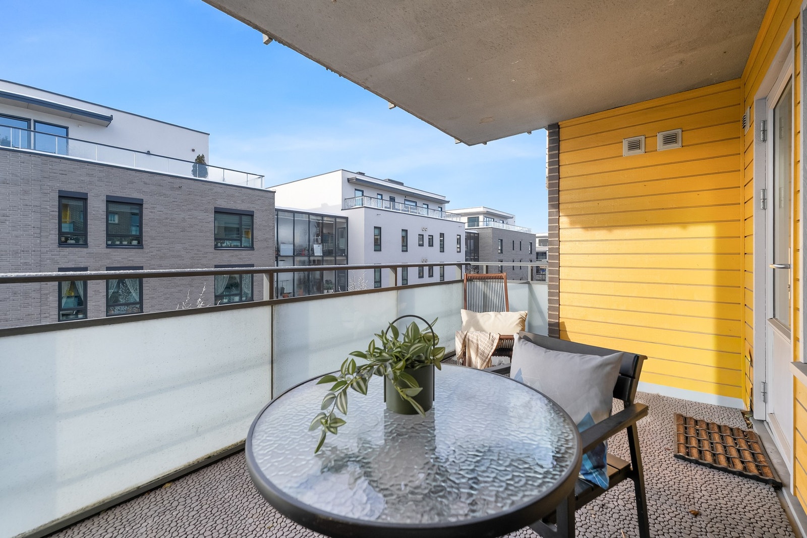 Leiligheten har en vestvendt veranda utenfor stuen på ca. 9 kvm. Galleribilde