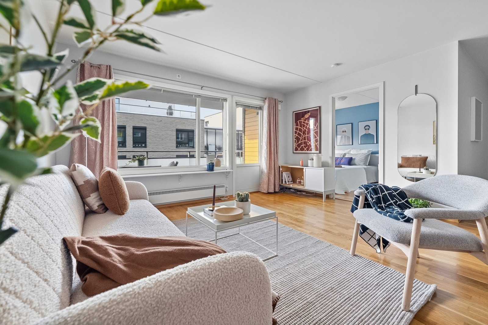 Kjell Olav Bårdseng viser deg en meget romslig 2-roms. 100 meter til Strømmen Storsenter. Vestvendt balkong på ca. 9 kvm. Galleribilde