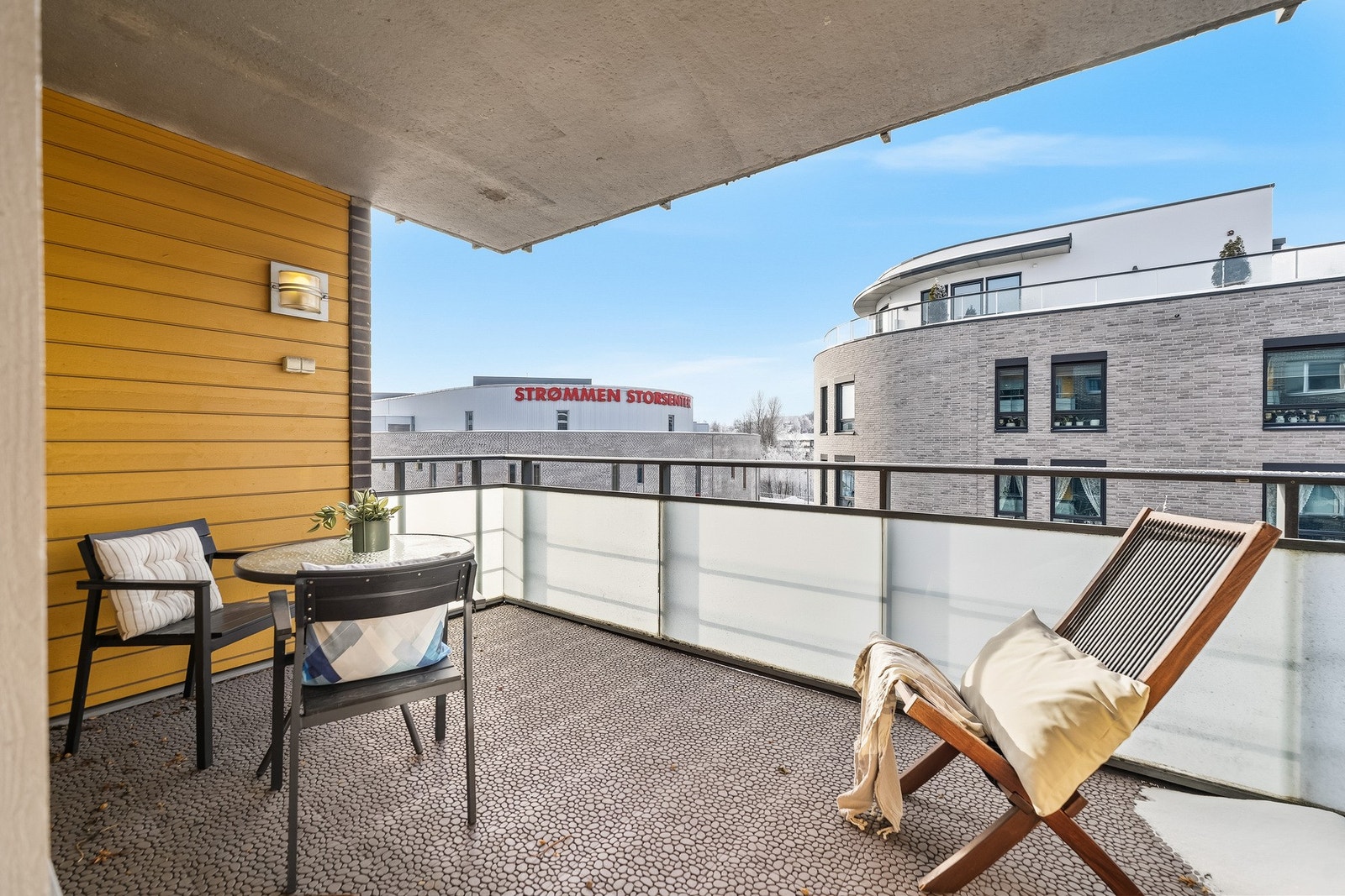 Vestvendt balkong på ca. 9 kvm. Beliggenheten er meget sentral, med kort gange til buss, Strømmen Storsenter og Strømmen stasjon. Galleribilde