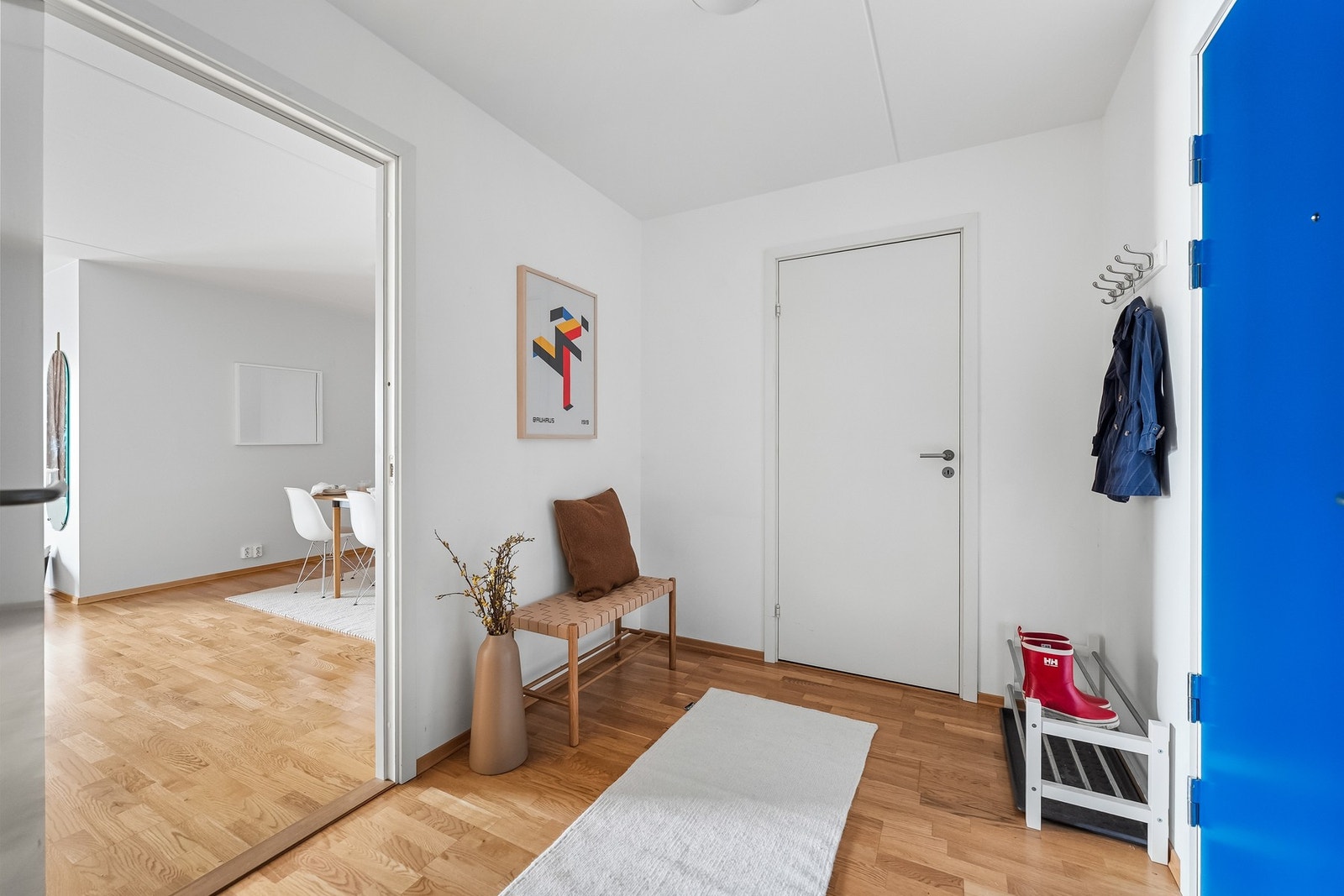 Inngang. Rett frem i bildet er det inngang til boden som er i boligen. Bod i leiligheten på ca. 4 kvm. og bod i kjeller på ca. 5 kvm. Galleribilde