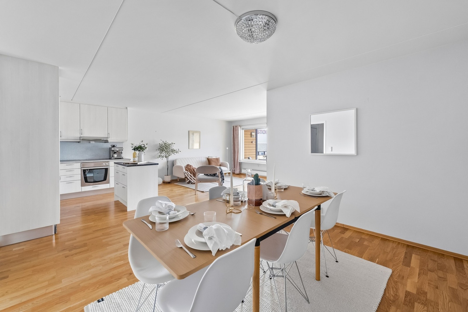 Lyst og innbydende. Stor stue god plass til spisestue. Kjøkkenøy med ekstra lagringsplass. Galleribilde