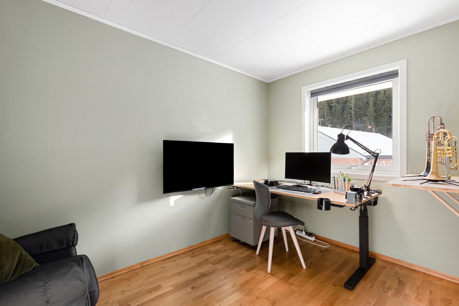 Rom ved kjøkken benyttes i dag som kontor, men kan også brukes som ekstra soverom. Galleribilde