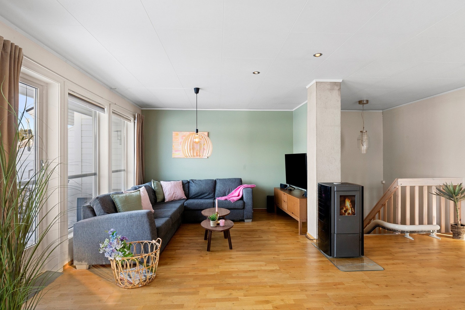 I hovedetasjen møtes man av en svært lys og romslig stue på 41 kvm. Galleribilde