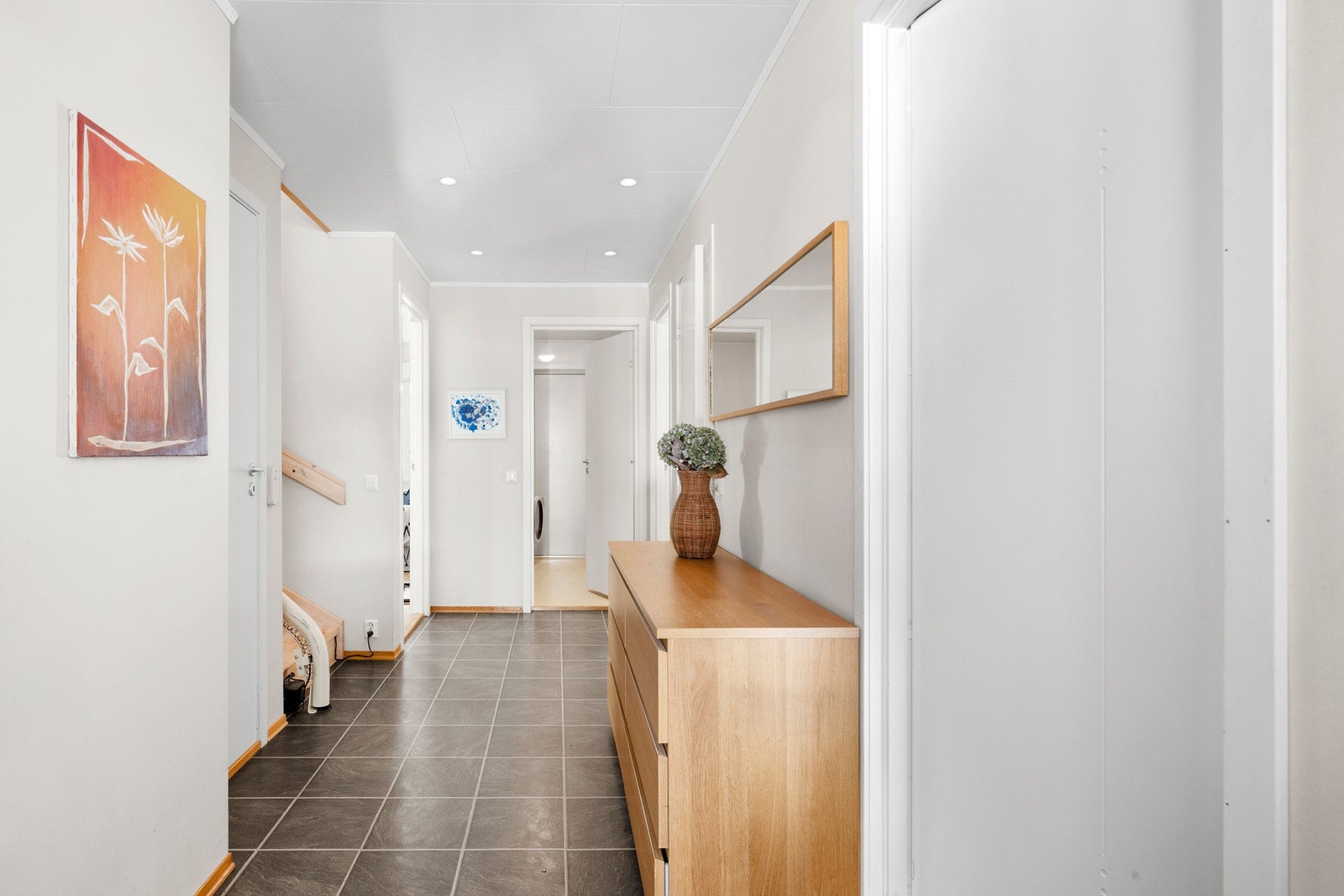 I gangen finner du blant annet bod under trapp og i enden et svært praktisk vaskerom. Galleribilde