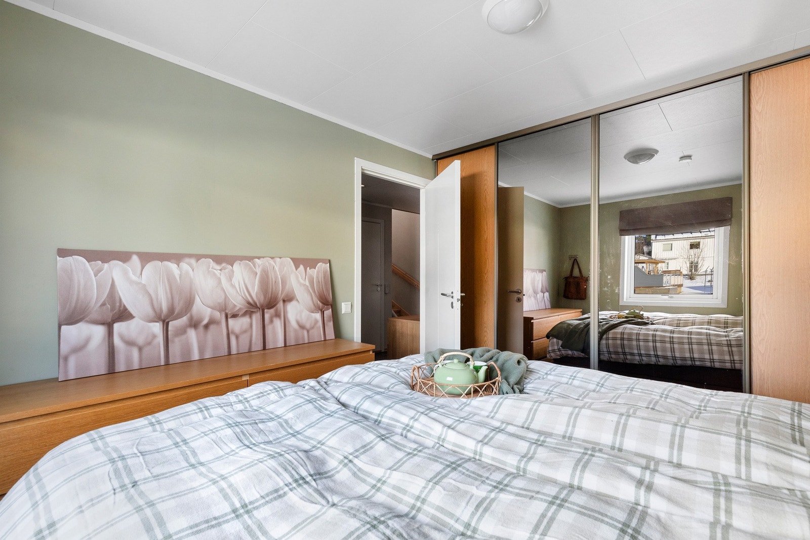 Soverommet har en stor skyvedørsgarderobe for god oppbevaring. Galleribilde